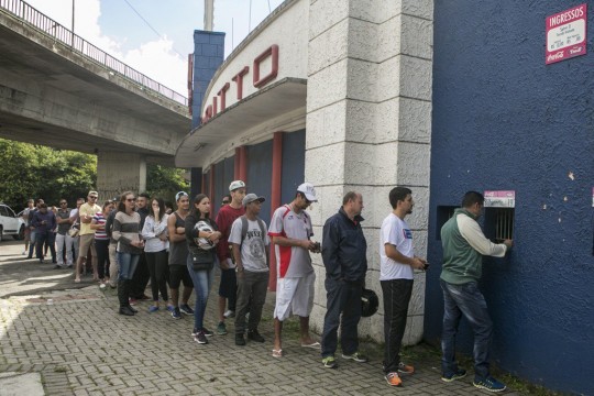 A fila de paranistas comprando ingressos para o clássico. Foto: Marcelo Andrade