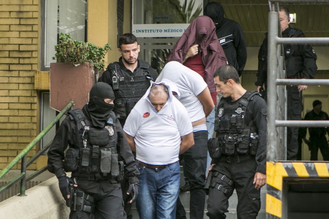 O que a PF encontrou nos frigoríficos: carne podre, salmonela, papelão, cabeça de porco …