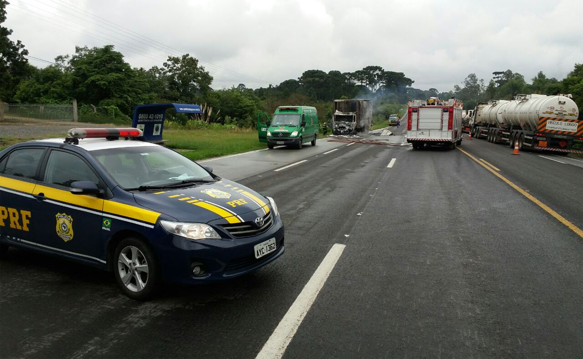 O motorista teve queimaduras no pescoço e nos braços. Foto: Colaboração/PRF. O motorista teve queimaduras no pescoço e nos braços. Foto: Colaboração/PRF.