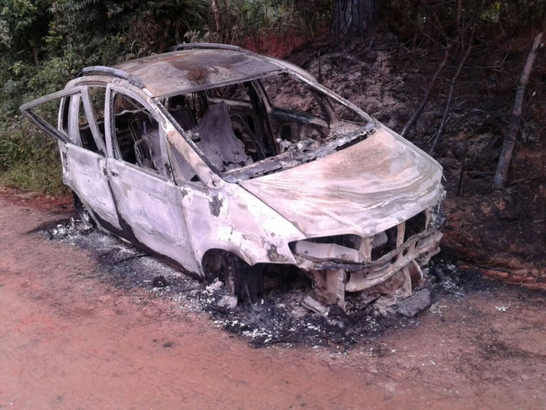 Polícia encontra corpo em porta-malas de carro carbonizado
