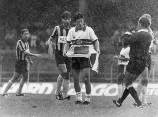 Kazu no tempo do Coritiba e no tempo da foto preto e branco, num jogo contra o Cascavel, pelo Paranaense de 1989. Foto: Arquivo