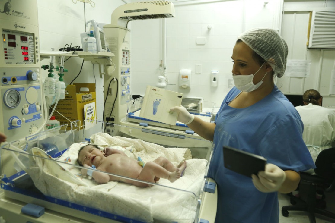 Nos primeiros minutos de vida o bebê passa por vários procedimentos: Nathan nasceu forte e saudável (Foto: Lineu Filho).