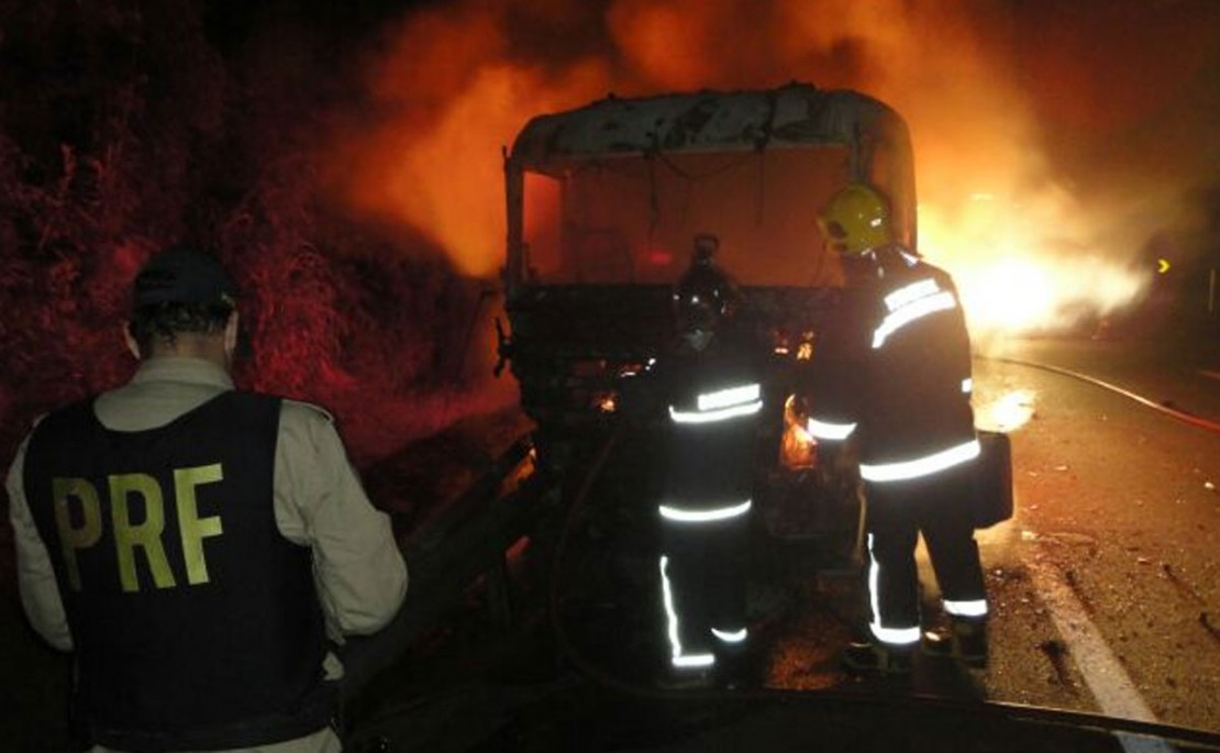 Caminhoneiro é ejetado ao bater em barranco e morre carbonizado na BR-376. Foto: Divulgação/PRF.