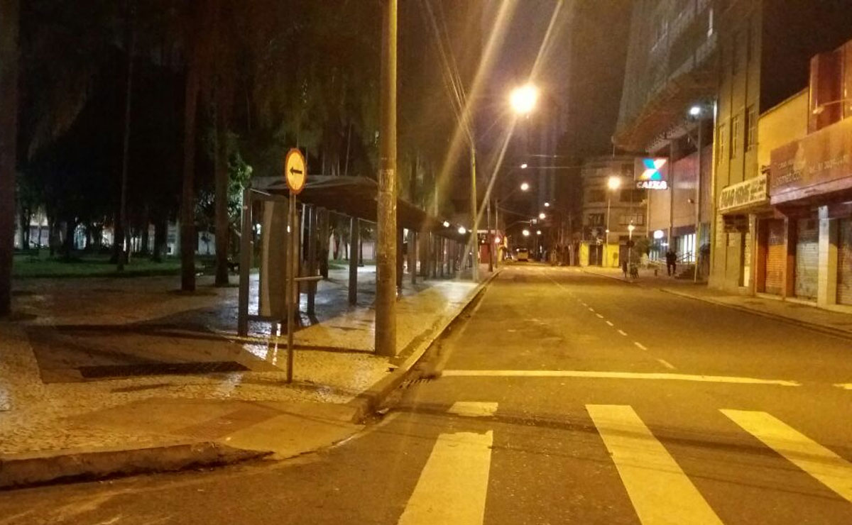 Pontos na Praça Carlos Gomes estavam completamente vazios. Foto: Leonardo Coleto.