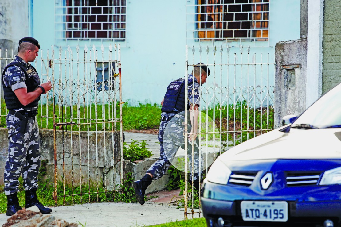 Policiais disseram que apreendeam dois revólveres com os suspeitos mortos. Foto: Átila Alberti