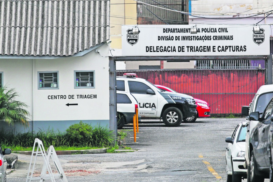 agentes de cadeia são presos pela polícia dentro do 1.º distrito policial