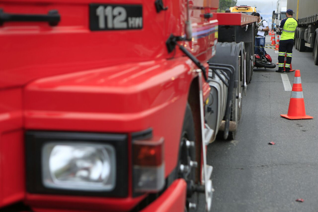 Com a pancada, Vanderlei bateu a cabeça na lanterna do caminhão e caiu no asfalto. Foto: Marcelo Andrade.