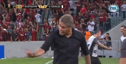 "Aqui não, aqui não", esbravejou Paulo Autuori após o gol de Nikão. Foto: Reprodução/FOX Sports