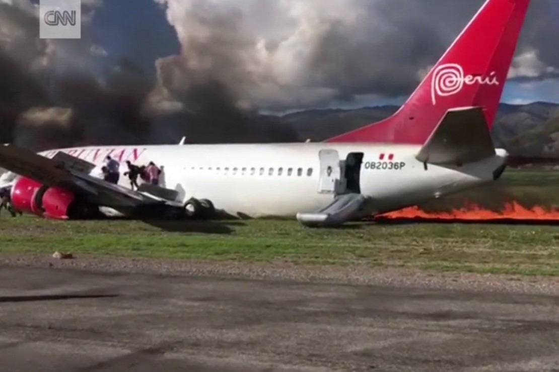 Avião faz pouso forçado no Peru e pega fogo