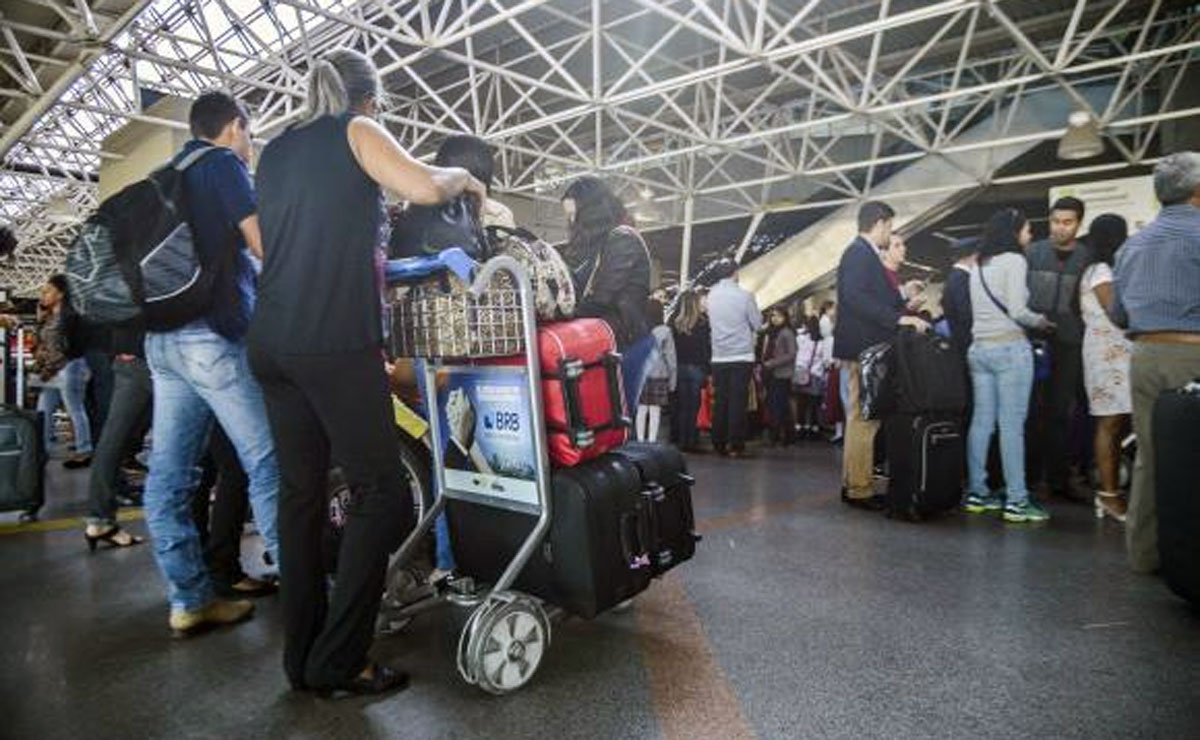 Novo regulamento aprovado pela Anac para o transporte aéreo de passageiros prevê a possibilidade de as empresas cobrarem por qualquer bagagem despachada. Foto: Agência Brasil.