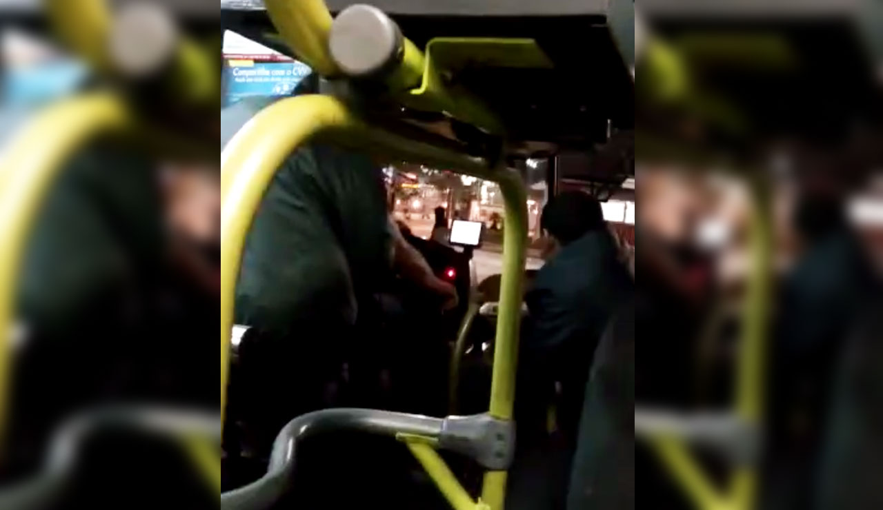 Vídeo mostra desespero de passageiros em ônibus durante briga de torcedores. Foto: Reprodução.