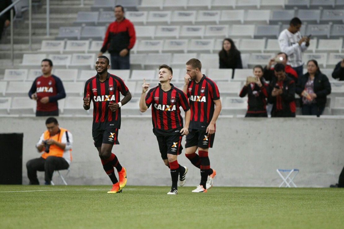 Atlético vence o Cascavel e sobe na classificação.
