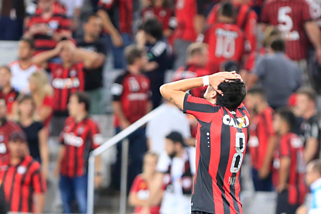 Atlético vacila e cede empate ao Universidad na Arena da Baixada.