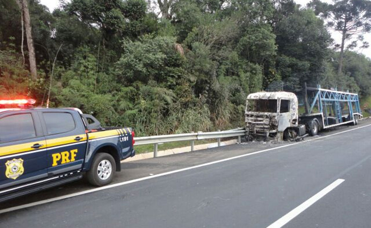 Caminhoneiro é ejetado ao bater em barranco  e morre carbonizado na BR-376. Foto: Divulgação/PRF.