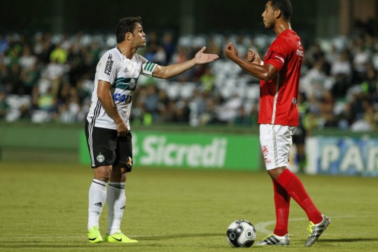 Coritiba depende apenas de si para terminar em segundo, enquanto o Rio Branco ainda pode se classificar e ao mesmo tempo briga para não cair. Foto: Antonio More