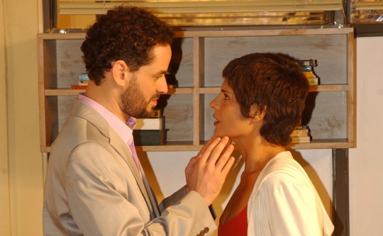 Em Mulheres Apaixonadas (2003), o personagem de Stulbach agredia sua esposa com uma raquete de tênis. Foto: Divulgação/TV Globo