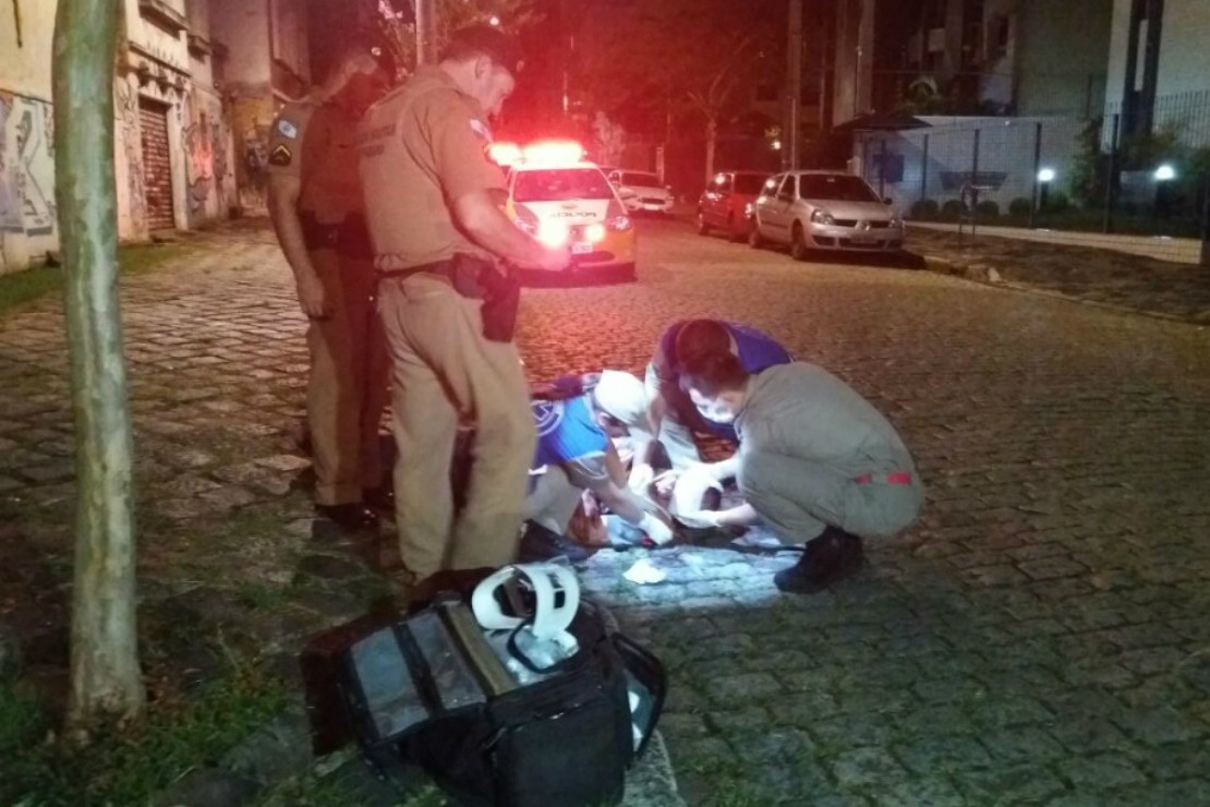 Jovem é esfaqueado e tem as roupas incendiadas no São Francisco