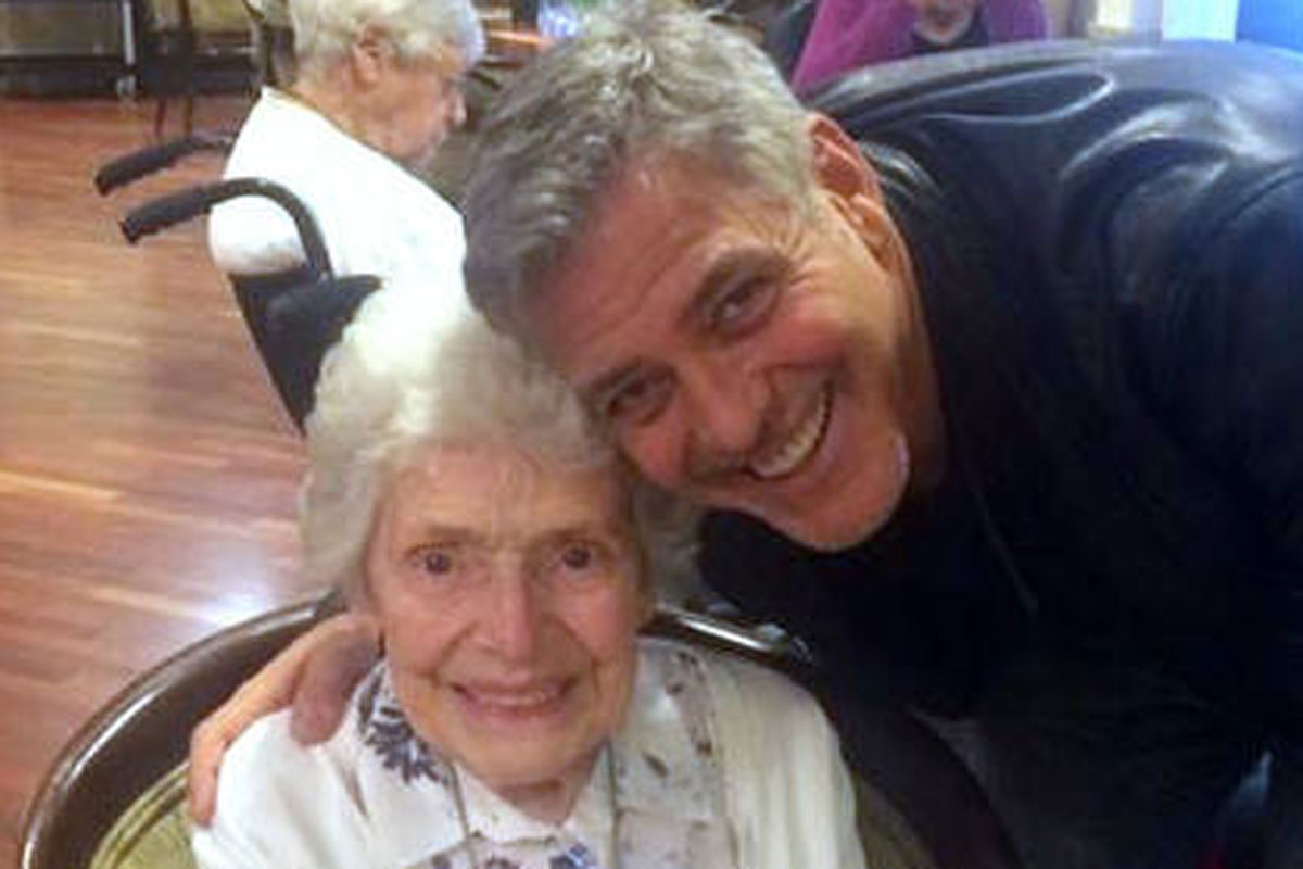George Clooney realiza sonho de fã de 87 anos ao visitá-la em asilo