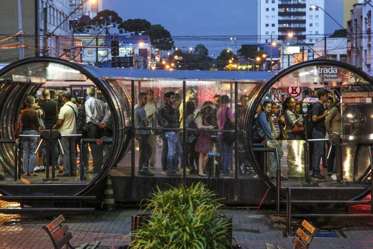 Comec diz que frota mínima de ônibus está sendo cumprida na Região Metropolitana de Curitiba, mas passageiros reclamam da espera.