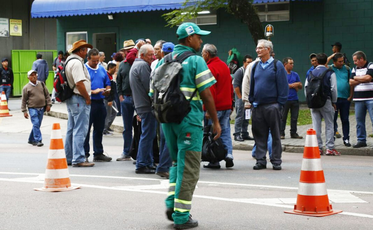 Trabalhadores de limpeza de Curitiba decidiram aprovar a proposta da categoria. Mesmo assim eles vão parar nesta quarta-feira. Foto: Aniele Nascimento.