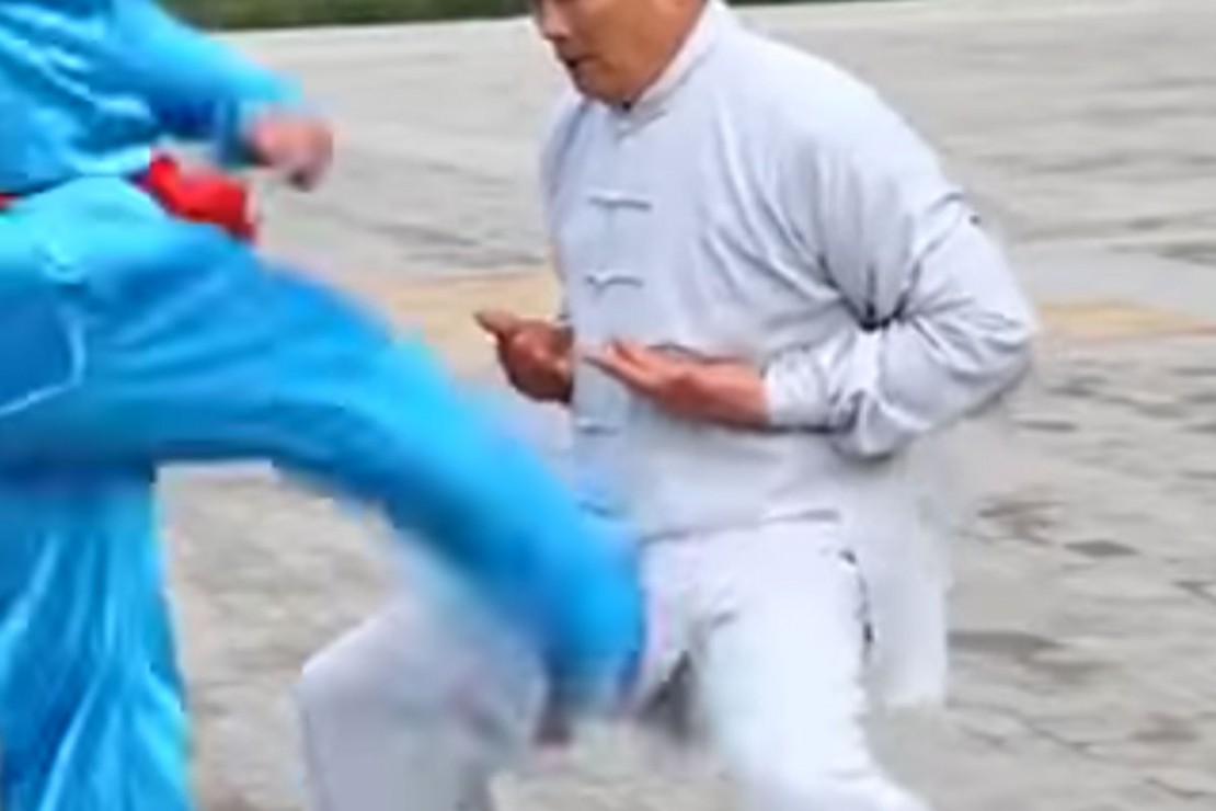 Mestre chinês suporta chutes violentos nos testículos