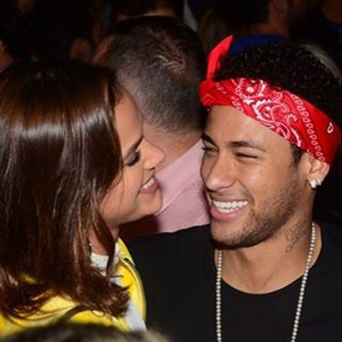 Neymar comemora vitória com Bruna Marquezine na balada