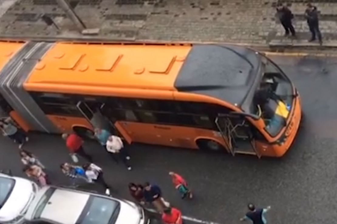 Vídeo mostra passageiros sendo retirados de ônibus em Curitiba