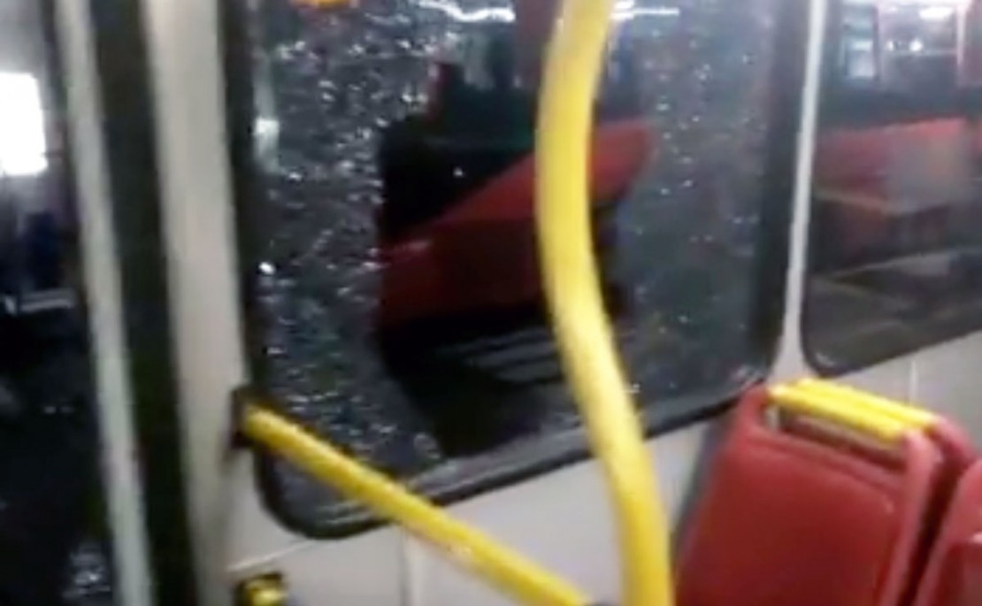 Briga depois do Atletiba tem idoso ferido e ônibus destruído. Foto: Reprodução.