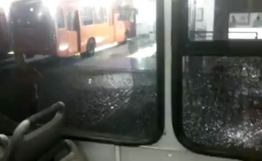Briga depois do Atletiba deixou ônibus destruído. Foto: Reprodução.