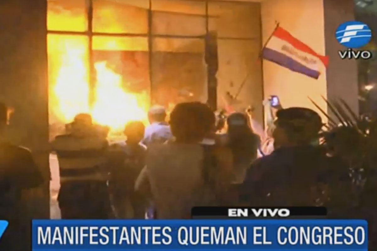 Manifestantes tocam fogo no Congresso do Paraguai