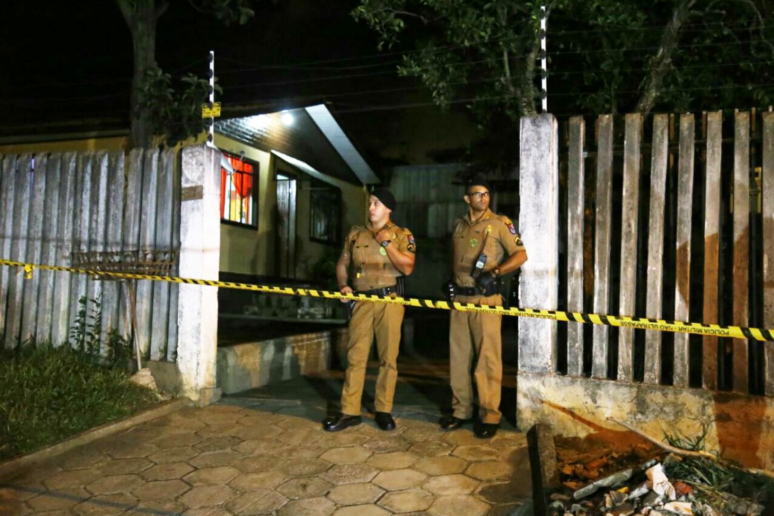 família tem casa invadida no pinheirinho e três são mortos.