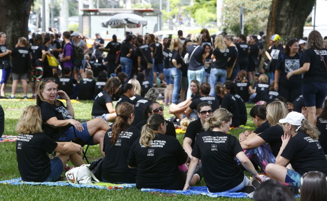Professores municipais em greve pretendem um abraço coletivo. Foto: Henry Milleo.