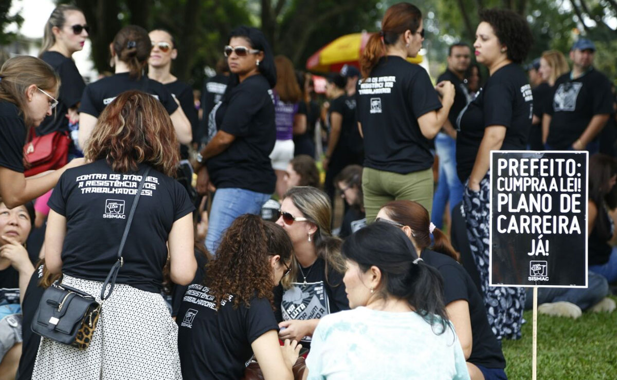 Professores municipais de Curitiba exigem novas contratações e fazem protesto em frente à prefeitura. Foto: Henry Milleo. Professores municipais de Curitiba exigem novas contratações e fazem protesto em frente à prefeitura. Foto: Henry Milleo.