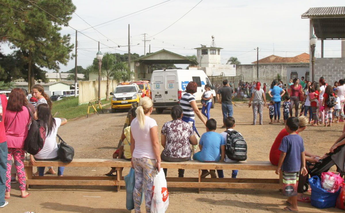Nesta manhã, famílias de presas bloquearam a entrada e saída de viaturas. Foto: Gerson Klaina.