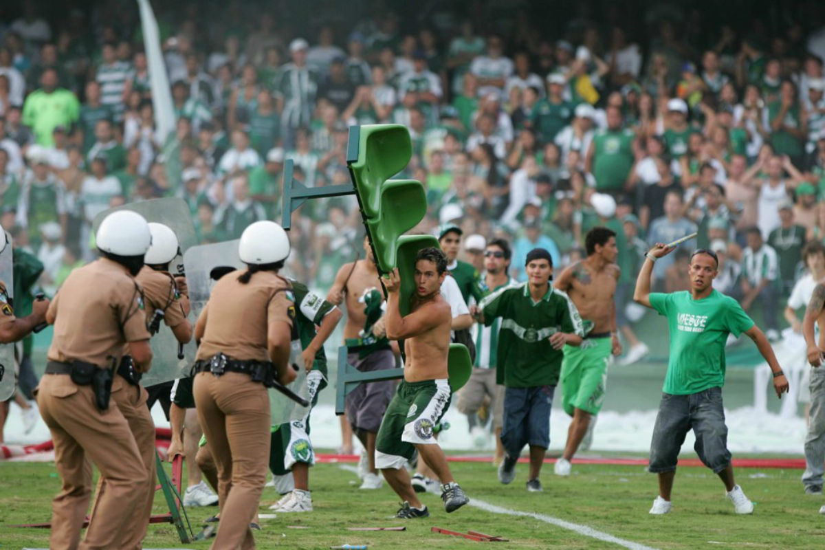 Batalha campal entre "torcedores" e policiais militares no Estádio Couto Pereira.