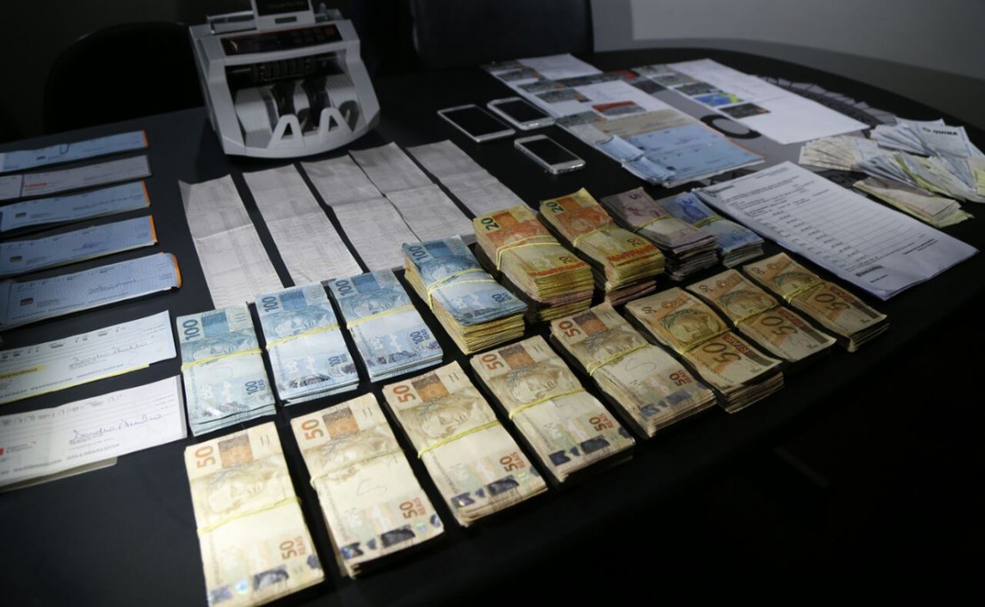 Junto com o suspeito, a polícia encontrou cartões de crédito, talões de cheque e mais de R$ 70 mil em dinheiro. Foto: Átila Alberti