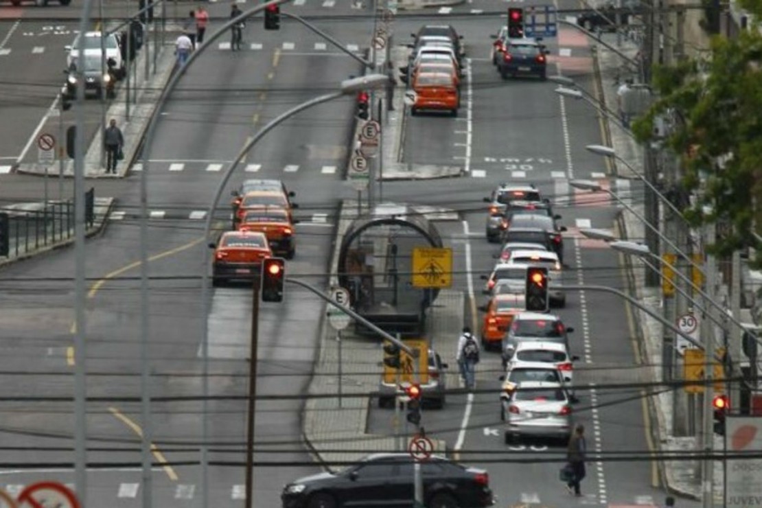 Centrais de táxi oferecem descontos e Uber reforça motoristas para atrair passageiros do transporte coletivo neste dia de greve.