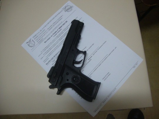 Simulacro foi apreendido com o rapaz. Foto: Divulgação/Polícia Civil.