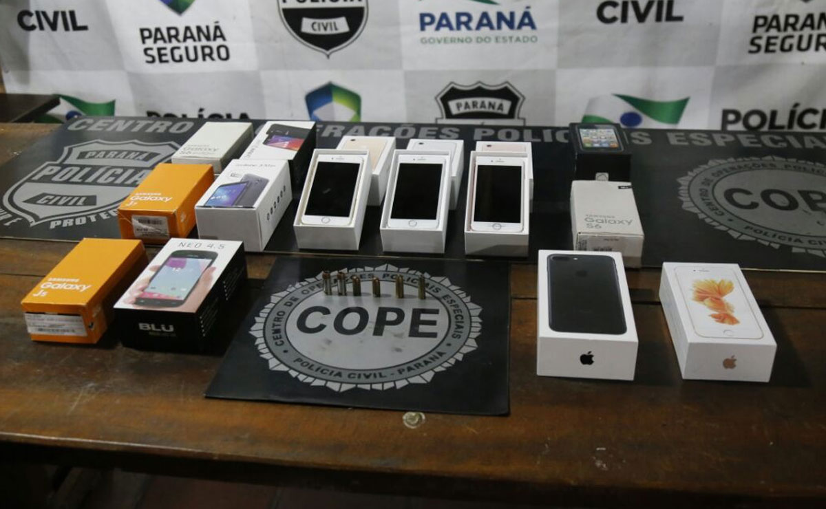 Os aparelhos foram roubados de lojas de eletrônicos de dois shoppings de Curitiba. Foto: Pedro Serapio.