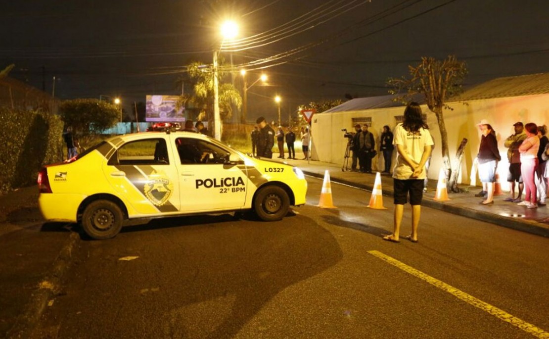 Rafael caiu morto perto da casa onde morava e a mãe dele chegou pouco depois que tudo aconteceu. Foto: Átila Alberti.