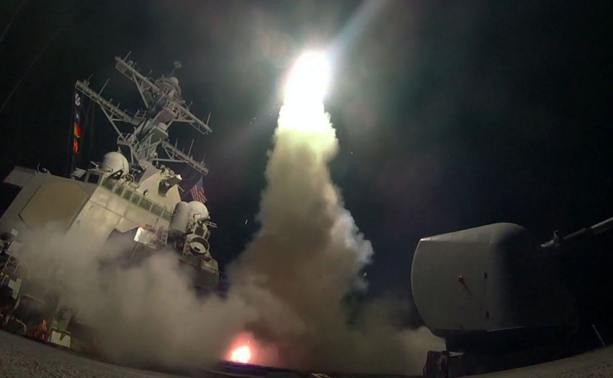 Estados Unidos lançam 60 mísseis contra posições estratégicas de Bashar Assad, na Síria.