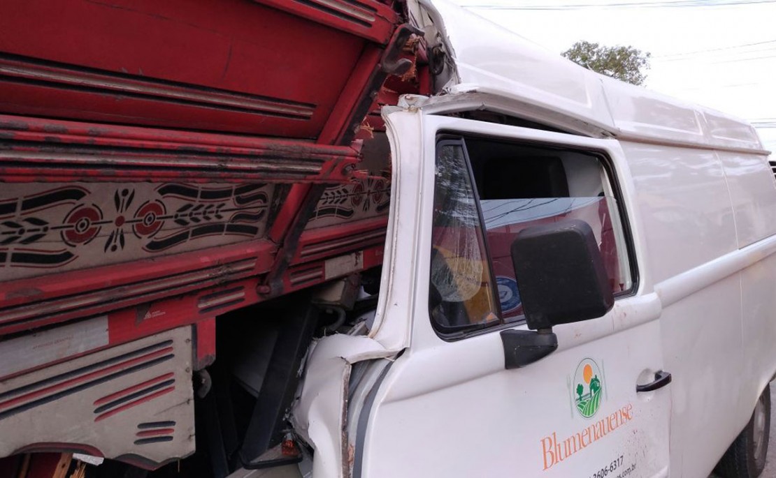 Kombi acerta traseira de caminhão e homem fica gravemente ferido. Foto: Colaboração/Geziel Silva.