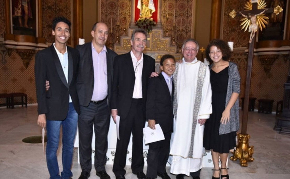 Tony Reis e David Harrad levaram os filhos para serem batizados. Foto: David Harrad/Arquivo Pessoal.