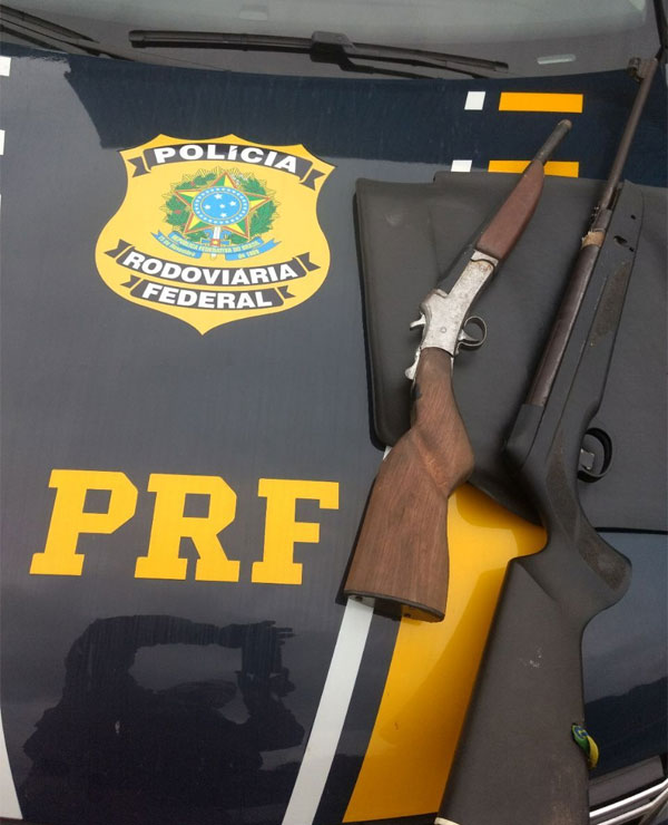 Agentes da PRF apreenderam uma espingarda calibre 32, escondida no quintal de uma casa.