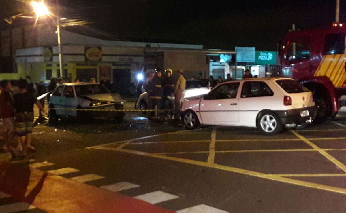 Depois da manobra irregular, o motorista do Gol acabou batendo no Palio, que capotou. Foto: Colaboração. Depois da manobra irregular, o motorista do Gol acabou batendo no Palio, que capotou. Foto: Colaboração.