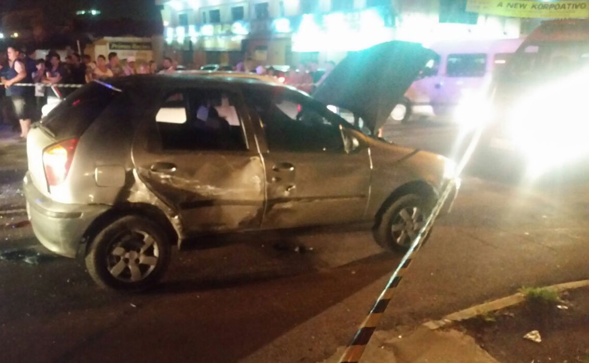 O Palio foi desvirado pela população depois do acidente. Foto: Colaboração. O Palio foi desvirado pela população depois do acidente. Foto: Colaboração.