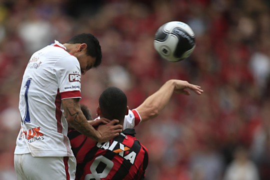 As duas equipes criaram boas chances no clássico. Foto: Albari Rosa