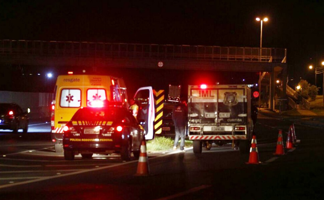 Idoso morre atropelado a poucos metros de passarela. Foto: Lineu Filho.