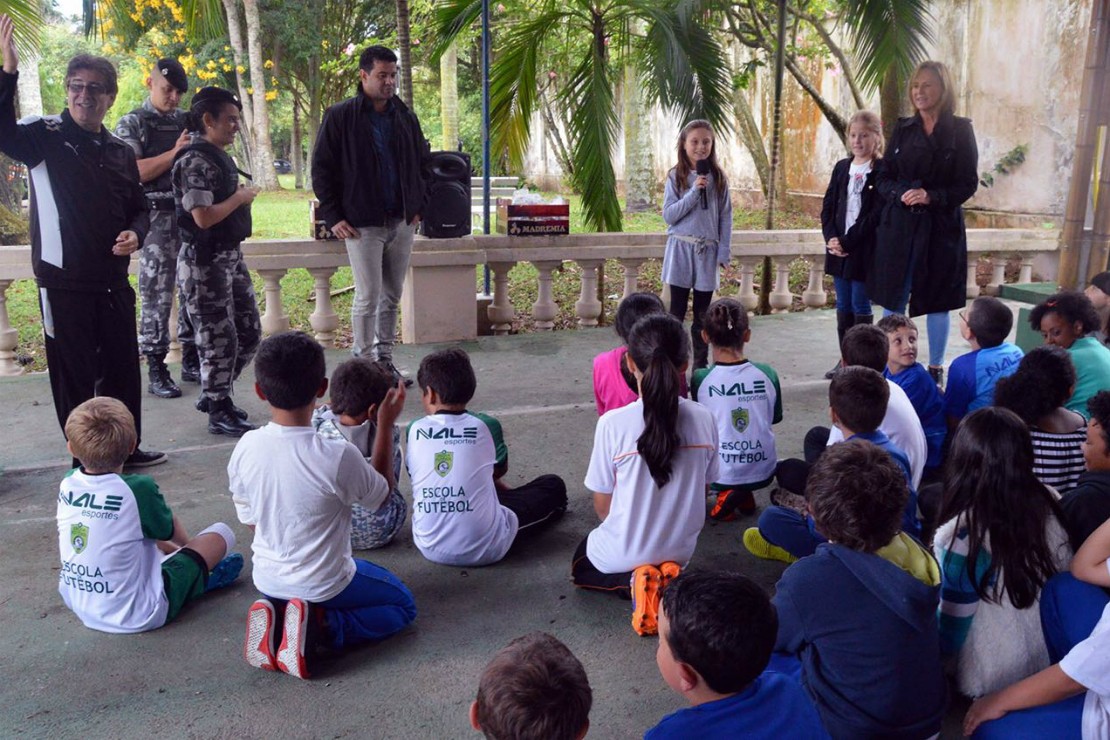 Rafa ajudou na entrega e cantou para as crianças. Foto: Polícia Militar/Divulgação