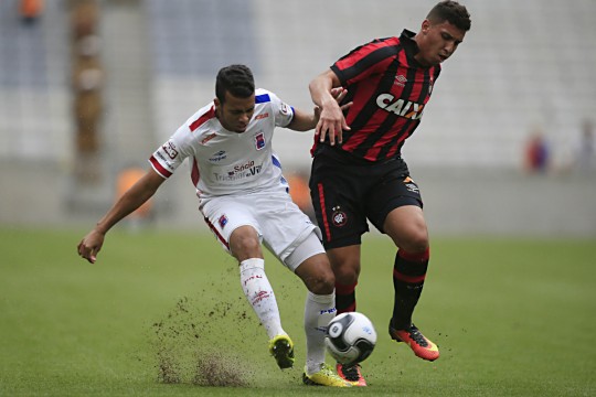 Clássico foi bastante equilibrado na Arena da Baixada. Foto: Albari Rosa